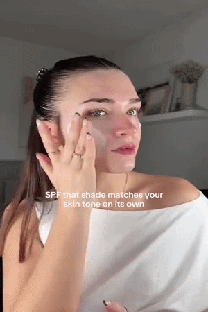 SPF 50 SI FOND DE TEN CARE SE ADAPTEAZA LA CULOAREA PIELII TALE